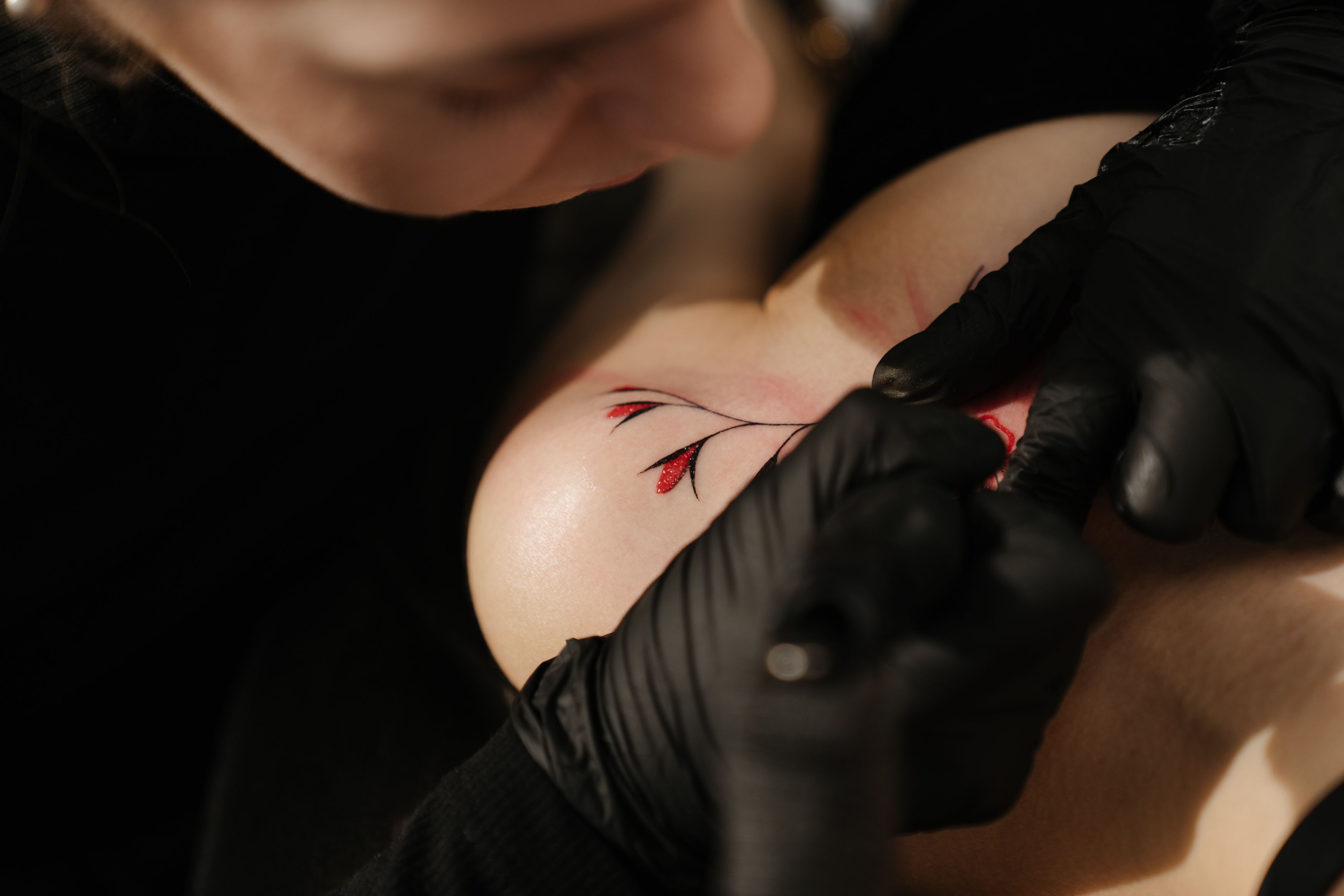 Tatuagem fine line sendo aplicada